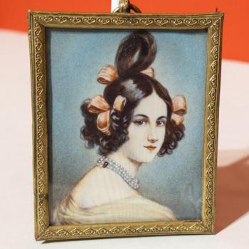 Miniatura, Dáma s mašlemi Miniatura, Dáma s mašlemi